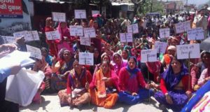 15 दिनों से ठेके के बाहर लामबंद हैं ऊखीमठ की नारी शक्ति 1 Hello Uttarakhand News »