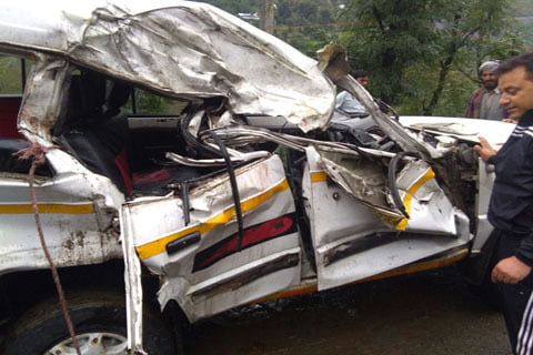 खाई में गिरी कार, दो लोगों की मौत 1 खाई में गिरी कार, दो लोगों की मौत 1 Hello Uttarakhand News »