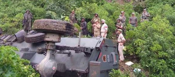 खाई में गिरी सेना की गाड़ी, 12 जवान घायल 1 Hello Uttarakhand News »