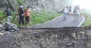 बोलेरो पर पत्थर गिरने से तीन लोगो कि मौत… एक घायल 1 Hello Uttarakhand News »