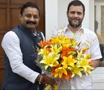 रूद्रप्रयाग: करीब 6 दिन पहले बद्रीनाथ क्षेत्र से मदमहेश्वर ट्रेक की ओर निकले 13 सदस्यीय टै्किंग दल के करीब 7 लोग तीन दिनों से हो रही लगातार बर्फवारी के चलते पनपतिया ग्लेशियर में फंसे हुए है। बद्रीनाथ धाम पहुंचे दल के 3 पोर्टरों ने दावा किया कि दल में 11 नहीं बल्कि 13 सदस्य थे। पोर्टर बलबीर की मानें तो दल के टीम लीडर सुप्रिय वर्धन की मृत्यु हो चुकी है मगर प्रशासन ने अभी तक इसकी पुष्टि नहीं की है। ट्रैकिंग दल में पश्चिमी बंगाल के सुप्रिय वर्धन, दिल्ली के हरदेवसिंह, संजय शर्मा, भगवती प्रसाद, पवन कौशिक के साथ ही उत्तरकाशी के गाइड धर्मेन्द्र और पांच पोर्टर शामिल थे। हैलो उत्तराखंड से बात करते हुए रूद्रप्रयाग डीएम मंगेश घिल्डियाल ने बताया कि प्रशासन ने जानकारी मिलते ही एसडीआरएफ, पुलिस, आपदा प्रबन्धन और राजस्व पुलिस के 10 सदस्यीय दल और डाक्टरों की टीम को हेलीकॉप्टर से रेस्क्यू क्षेत्र के लिए मद्यमहेस्वर भेज दिया गया है जहां से करीब 16 किमी की दूरी पर ट्रैकर फंसे हुए हैं। इस दूरी को पैदल तय किया जा रहा है। बहरहाल प्रशासन का पूरा ध्यान ग्लेशियर में फंसे ट्रैकर को बचाने पर केंद्रित है। बता दें कि जहां पर दल के सदस्य फंसे हुआ हैं, वह क्षेत्र करीब 17 हजार फिट की उंचाई पर है और जहां लगातार बर्फवारी और हिमस्खलन होते रहते हैं। 1 Hello Uttarakhand News »