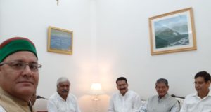 महामहिम से मिलने पहुंचे कांग्रेसी दिग्गज …जानिए क्या रही वजह… 1 Hello Uttarakhand News »