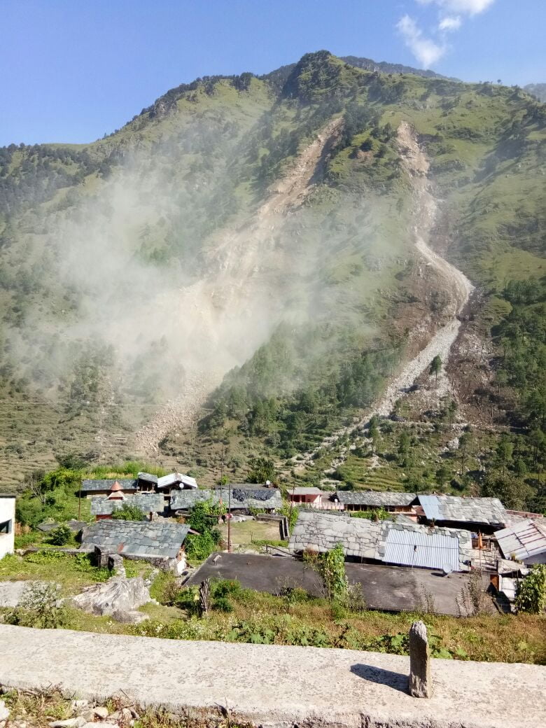 9 दिनों से जारी है भूस्खलन, डीएम समेत उच्च तकनीकि टीम पहुंची मौके पर 2 Hello Uttarakhand News »