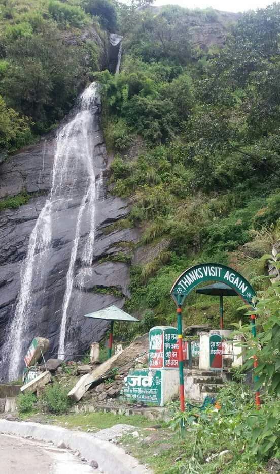 बदहाली की कगार पर यह प्राकृतिक झरना 1 बदहाली की कगार पर यह प्राकृतिक झरना 1 Hello Uttarakhand News »