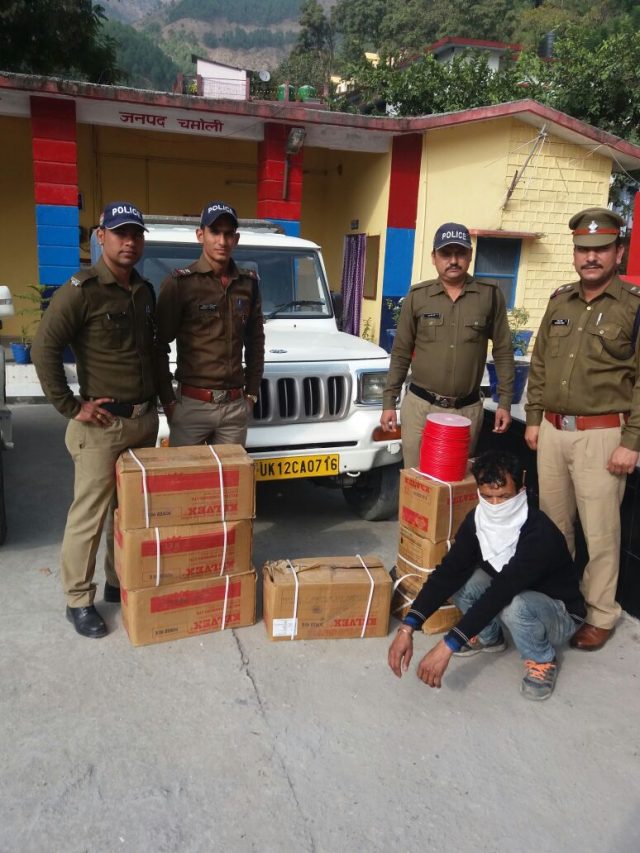 7 पेटी विस्फोटक सामग्री के साथ वाहन चालक गिरफ्तार 1 Hello Uttarakhand News »