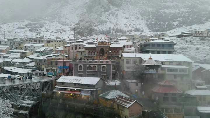 बदरीनाथ के कपाट बंद होने से पूर्व बर्फ की फाहों से शुशोभित हुयी बदरी पुरी 3 Hello Uttarakhand News »
