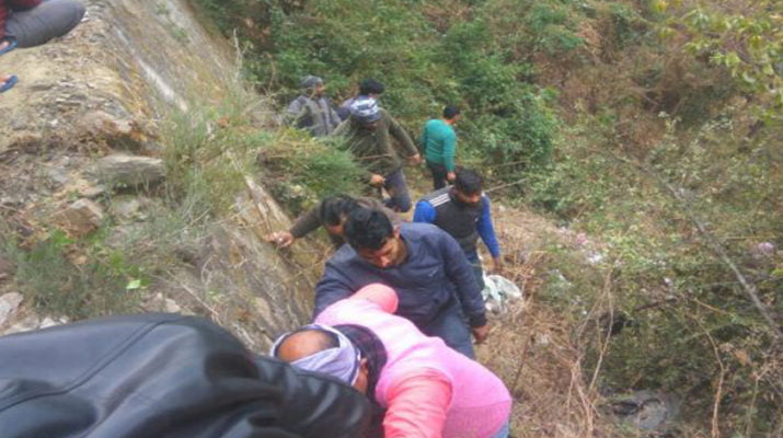 चितई मंदिर के पास मैक्स दुर्घटनाग्रस्त, 3 शिक्षकों की हुई मौके पर ही मौत 1 Hello Uttarakhand News »