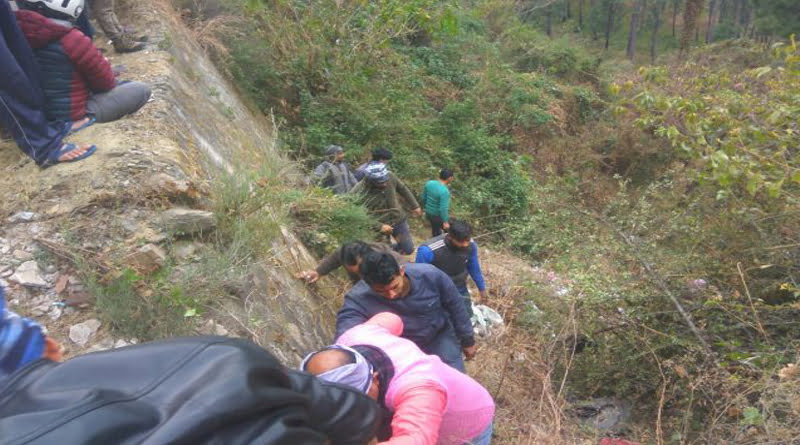 चितई मंदिर के पास मैक्स दुर्घटनाग्रस्त, 3 शिक्षकों की हुई मौके पर ही मौत 2 Hello Uttarakhand News »