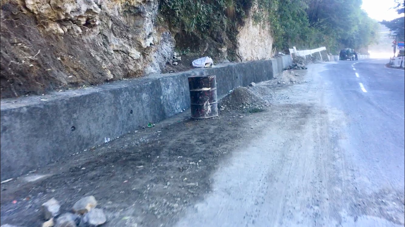 मसूरी की संवरती सड़कें दे रही है हादसों को न्योता 2 मसूरी की संवरती सड़कें दे रही है हादसों को न्योता 2 Hello Uttarakhand News »