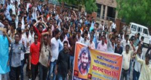 गैंगस्टर आनंदपाल की श्रद्धांजलि सभा तब्दील हुई हिंसक प्रर्दशन में, 18वें दिन भी नहीं हो सका अंतिम संस्कार 4 Hello Uttarakhand News »