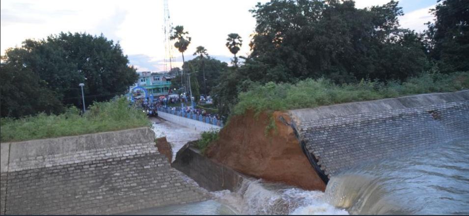 800 करोड़ की लागत से बना बांध टूटा, आज होना था उद्घाटन 1 800 करोड़ की लागत से बना बांध टूटा, आज होना था उद्घाटन 1 Hello Uttarakhand News »