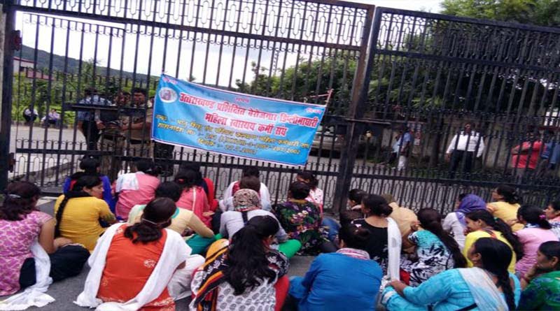 नर्सिंग मामला: बेरोजगार महिला स्वास्थ्य कर्मी संघ से प्रशासनिक अधिकारी ने की बत्तमीजी 2 Hello Uttarakhand News »