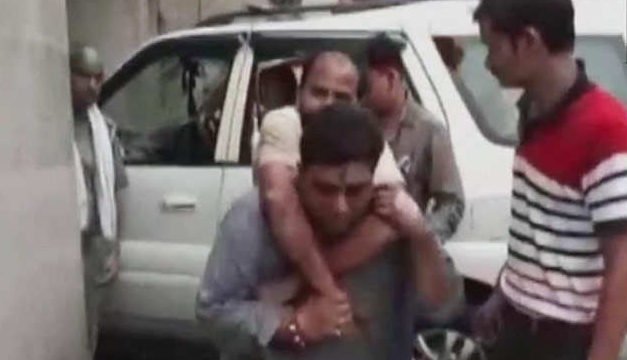 रुद्रप्रयाग: राष्ट्रपति रामनाथ कोविन्द ने सपरिवार आज बाबा केदारनाथ के दर्शन किये। उनके साथ प्रदेश के राज्यपाल केके पाल व मुख्यमंत्री त्रिवेन्द्र सिंह रावत भी केदारनाथ पहुंचे। तीन दिनों से लगातार हो रही बारिश के चलते एक बार समझा जा रहा था कि कार्यक्रम निरस्त हो सकता है मगर सुबह करीब साढे छह बजे केदारनाथ में मौसम खिला और करीब 7:45 बजे राष्ट्रपति एमआई 17 हैलीकॉप्टर से हैलीपैड पर उतरे। मौसम को देखते हुए राष्ट्रपति एटीवी बाहन के जरिये सीधे सेफ हाउस पहुंचे और बिना समय गवाएं मंदिर के अन्दर प्रविष्ट हुए। मंदिर में राष्ट्रपति ने बाबा केदार के निर्वाण दर्शन कर जलाभिषेक व सूक्ष्म पूजा की। इसके बाद राष्ट्रपति सीधे बाहर आये जहां पर मंदिर समिति के अधिकारियों ने उन्हें काष्ठ प्रतिमा व प्रसाद भेंट किया। मौसम को देखते हुए राष्ट्रपति सीधे हैलीपैड पहुंचे और बद्रीनाथ के लिए रवाना हो गये। रामनाथ कोविन्द देश के ऐसे तीसरे राष्ट्रपति बने हैं जिन्होने ग्यारहवें ज्योर्तिलिंग भगवान केदारनाथ के दर्शन किये। यही नहीं अब तक देश की सात बडी हस्तियां बाबा के दर्शन कर चुकी हैं। जिनमें मौजूदा प्रधानमंत्री नरेन्द्र मोदी समेत तीन पूर्व प्रधानमंत्री और एक उपराष्ट्रपति बाबा के दर्शन कर चुके हैं। 1 Hello Uttarakhand News »