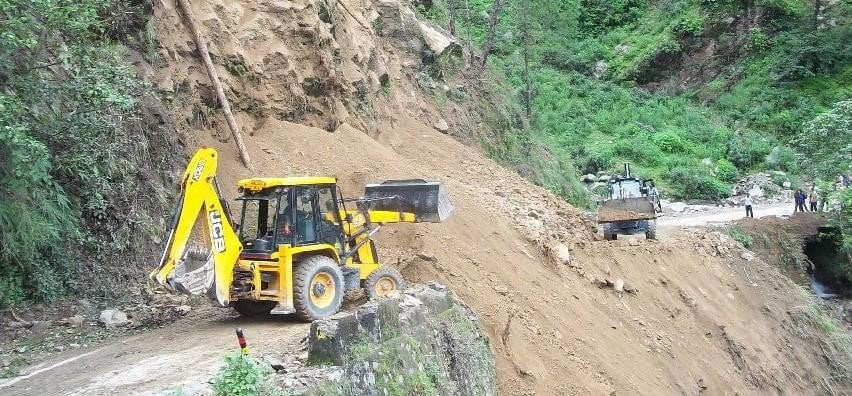 एनएच बड़कोट के मुख्य अभियंता और ईई को डीएम ने भेजा नोटिस… 1 Hello Uttarakhand News »