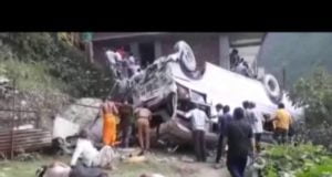 कर्णप्रयाग में खाई में गिरी बस 2 की मौत, 35 लोग घायल 3 Hello Uttarakhand News »