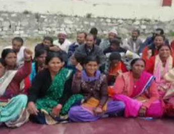 सड़क न होने के कारण ग्रामीणों का डी एम कार्यालय पर हल्ला बोल 2 Hello Uttarakhand News »