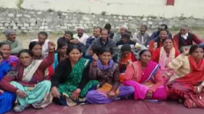 सड़क न होने के कारण ग्रामीणों का डी एम कार्यालय पर हल्ला बोल 1 Hello Uttarakhand News »