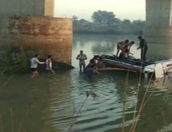 नदी में समाई बस, 13 श्रद्धालुओं की मौत 3 Hello Uttarakhand News »