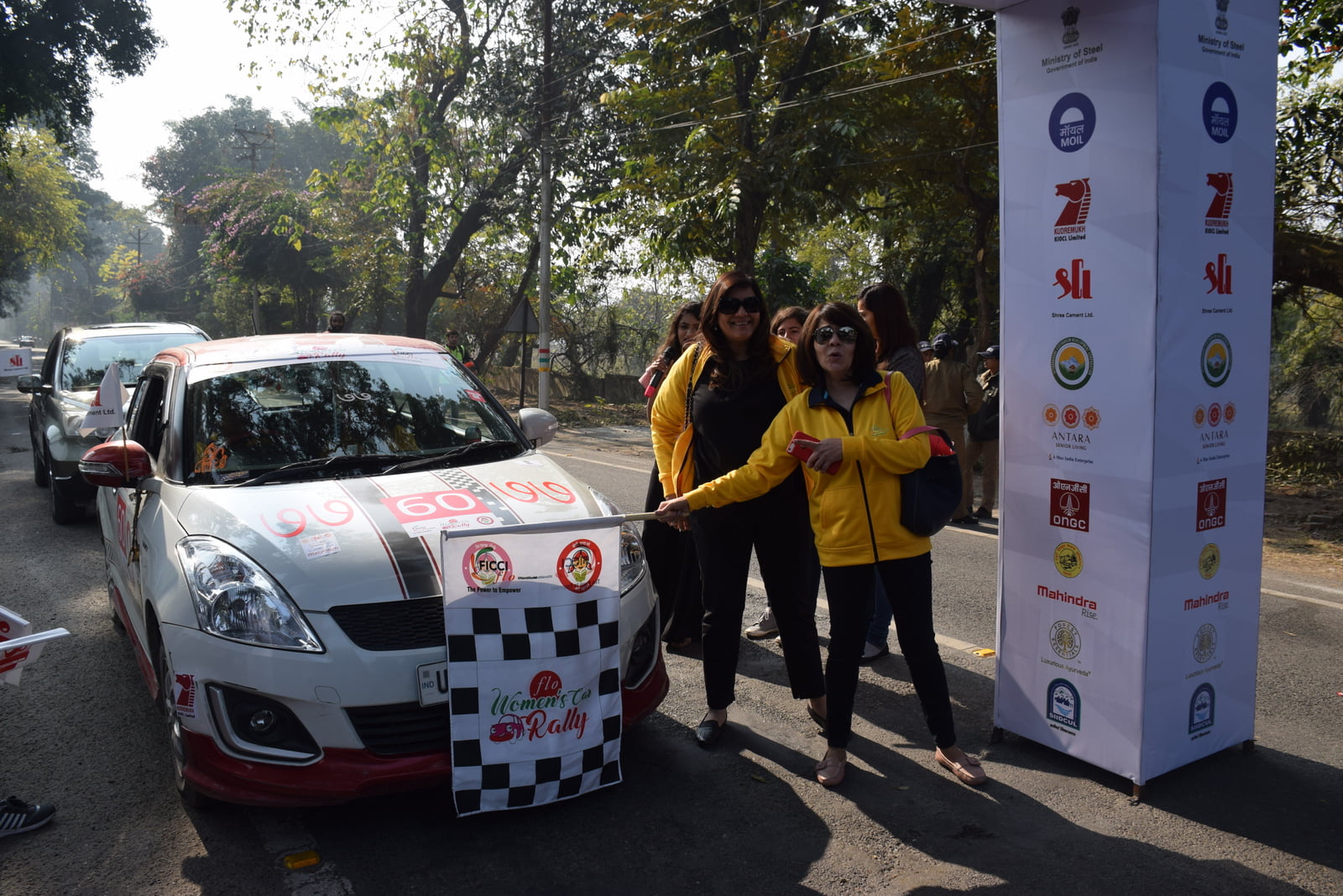 दून की महिलाओं ने कार चला कर दिया बेटी बचाओ का नारा 2 Hello Uttarakhand News »