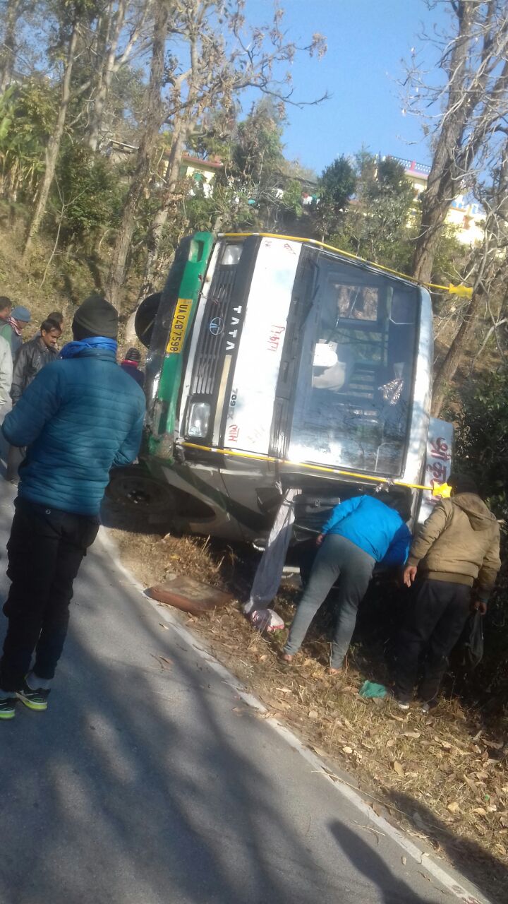 सड़क हादसे में बच गयी 50 मासूमों की जान 2 सड़क हादसे में बच गयी 50 मासूमों की जान 2 Hello Uttarakhand News »