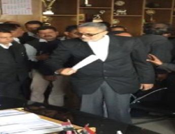 सीएम रावत ने स्वीकार की अधिवक्ताओं की मांग, SO का तबादला 4 Hello Uttarakhand News »