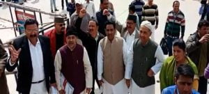 VIDEO : गैरसैंण में भाजपा विधायकों ने रोका कांग्रेस के विधायकों का रास्ता 2 Hello Uttarakhand News »