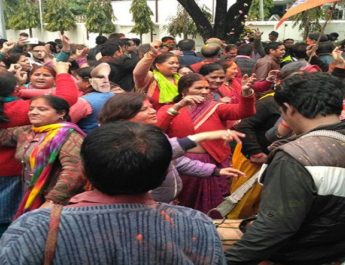 त्रिपुरा में बीजेपी की जीत का जश्न पहुंचा उत्तराखंड, खूब बजे ढोल-नगाड़े 2 Hello Uttarakhand News »