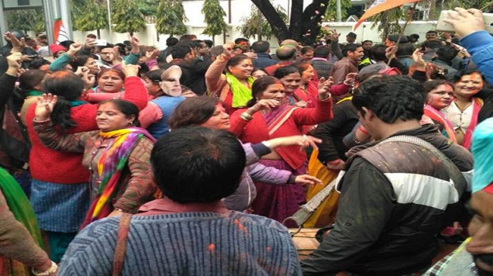 त्रिपुरा में बीजेपी की जीत का जश्न पहुंचा उत्तराखंड, खूब बजे ढोल-नगाड़े 1 त्रिपुरा में बीजेपी की जीत का जश्न पहुंचा उत्तराखंड, खूब बजे ढोल-नगाड़े 1 Hello Uttarakhand News »