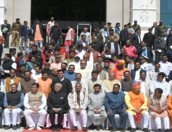 बेरोजगारी भत्ता किया बंद, लाखों नौकरियां देने का भाजपा सरकार ने किया वादा 4 Hello Uttarakhand News »