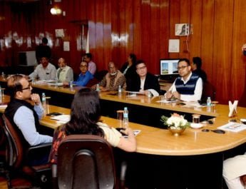 सीएम ने कहा डीएम कार्यालयों में बनेगा आधार 4 Hello Uttarakhand News »