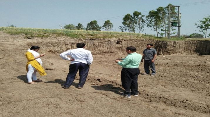 डीएम के त्वरित आदेश पर राजस्व टीम ने मारा छापा, खनन माफिया फरार 1 डीएम के त्वरित आदेश पर राजस्व टीम ने मारा छापा, खनन माफिया फरार 1 Hello Uttarakhand News »