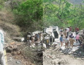 जोरदार भिड़ंत के बाद खाई में गिरे ट्रक और सूमो, एक की मौत, कई घायल 4 Hello Uttarakhand News »