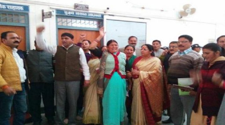 सीडीओ ने ज़िला पंचायत अध्यक्ष समेत अन्य सदस्यों के ख़िलाफ़ थाने में दी तहरीर, मुकदमा दर्ज 1 Hello Uttarakhand News »