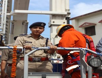 अग्निशमन कर्मियों ने मनाया 'अग्नि शमन सेवा दिवस', एसएसपी ने सुपुर्द की हाइड्रोलिक तकनीक 3 Hello Uttarakhand News »
