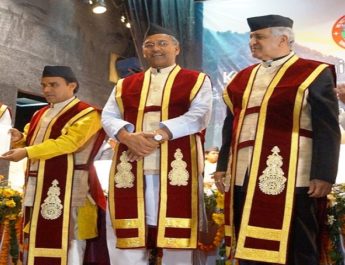 केके पॉल व अजीत डोभाल को मानद उपाधि, उत्तराखण्डी परिधानों में विद्यार्थियों को प्रदान की गयी उपाधि 4 Hello Uttarakhand News »