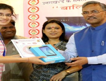 टॉपर छात्राओं को 307 ‘कम्प्यूटर टैबलेट’ किये गये वितरित 2 Hello Uttarakhand News »