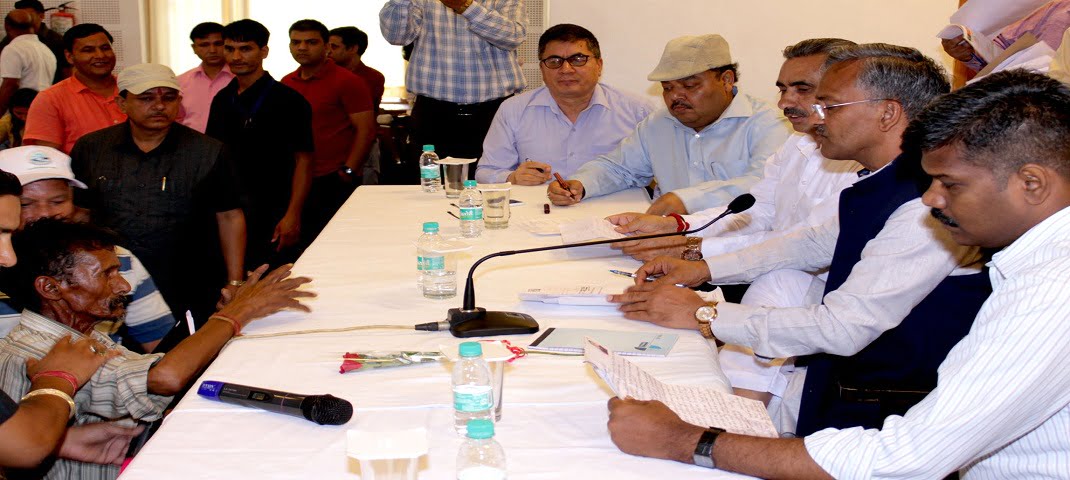 जन-सुनवाई कार्यक्रम में 100 से अधिक शिकायतें दर्ज, शिक्षिका मामले पर दी सफाई 2 Hello Uttarakhand News »