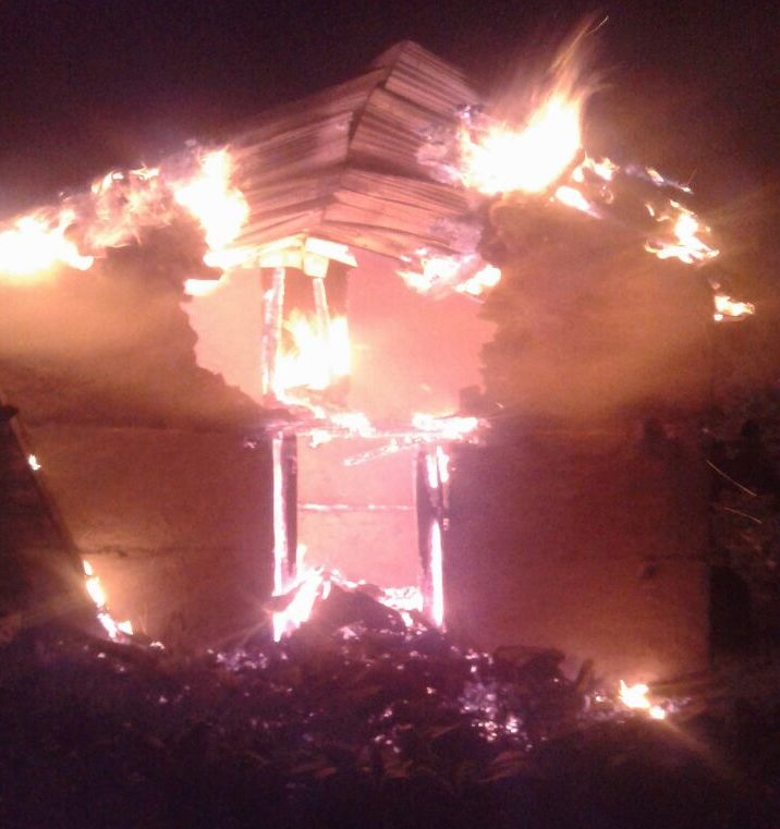 तीन मंजिला भवन में लगी आग, लाखों का सामान जलकर हुआ खाक 2 तीन मंजिला भवन में लगी आग, लाखों का सामान जलकर हुआ खाक 2 Hello Uttarakhand News »