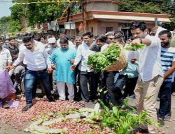 किसान आंदोलन का आज दूसरा दिन, कई जगहों पर रूकी सब्जियों व दूध की सप्लाई 2 Hello Uttarakhand News »