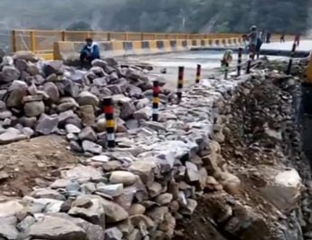 शुरूवाती बारिश में ही खुली यात्रा व्यवस्थाओं की पोल, ढहे पुस्ते, मार्ग बाधित 4 Hello Uttarakhand News »