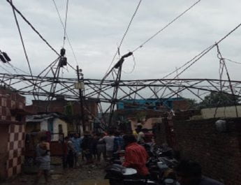 राजधानी दून में बारिश के कारण घरों पर गिरा बिजली टावर नहीं हटा, डर के साए में लोग 2 Hello Uttarakhand News »