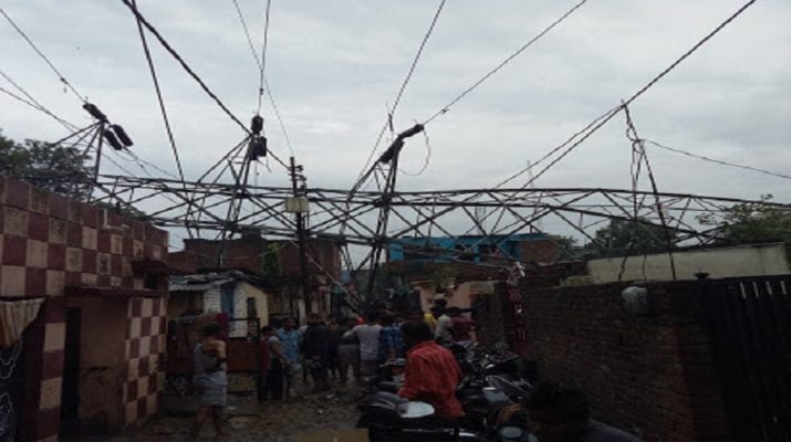 राजधानी दून में बारिश के कारण घरों पर गिरा बिजली टावर नहीं हटा, डर के साए में लोग 1 Hello Uttarakhand News »