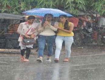 उत्तराखण्ड के इन जिलों में हो सकती है भारी बारिश, मौसम विभाग ने जारी किया अलर्ट 4 Hello Uttarakhand News »