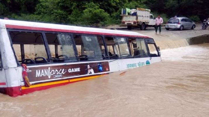 शेर नाले में बही बस, बाल-बाल बचे 28 यात्री 1 Hello Uttarakhand News »