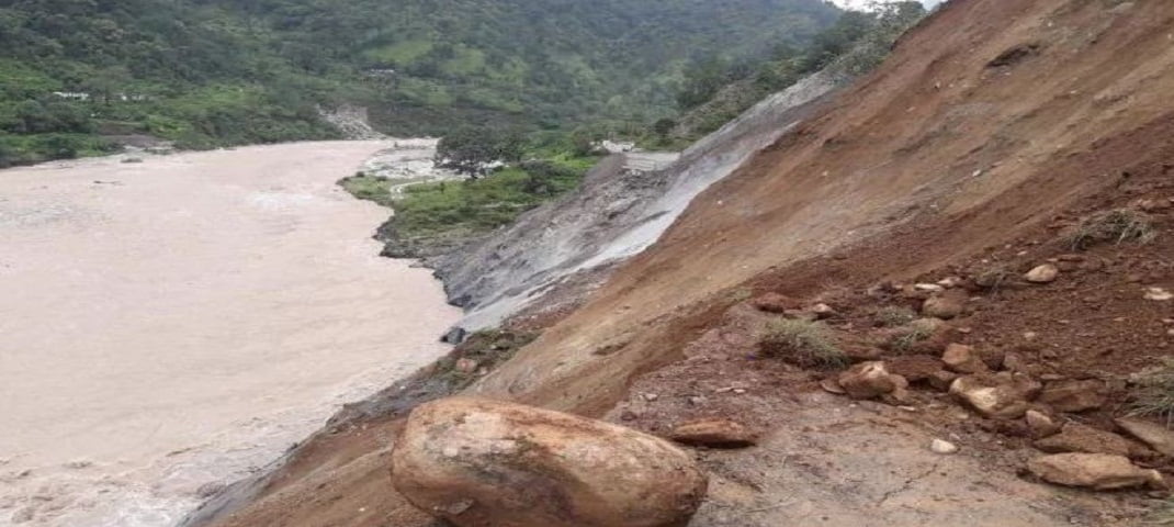 बादल फटने से मची भारी तबाही, 12 मीटर लंबा पुल ढहने से मार्ग बंद... 2 बादल फटने से मची भारी तबाही, 12 मीटर लंबा पुल ढहने से मार्ग बंद... 2 Hello Uttarakhand News »