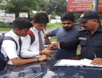 देहरादून के स्कूल, कॉलेजों के पास पुलिस द्वारा चलाया गया चैकिंग अभियान, 5 नाबालिकों के कटे चालान 4 Hello Uttarakhand News &raquo;