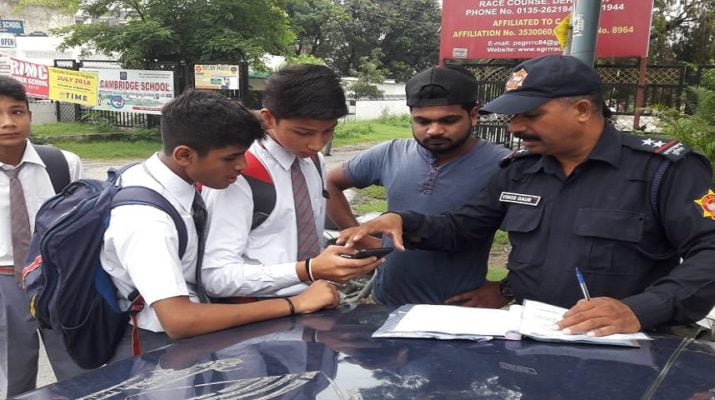 देहरादून के स्कूल, कॉलेजों के पास पुलिस द्वारा चलाया गया चैकिंग अभियान, 5 नाबालिकों के कटे चालान 1 Hello Uttarakhand News »