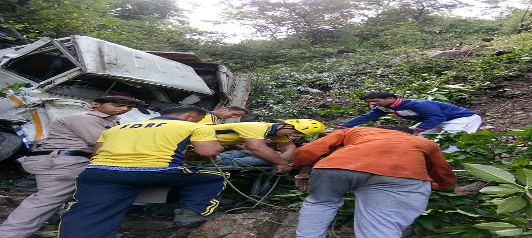 200 मीटर गहरी खाई में गिरा मैक्स वाहन, हादसे में दो लोग घायल 2 Hello Uttarakhand News »