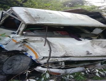 200 मीटर गहरी खाई में गिरा मैक्स वाहन, हादसे में दो लोग घायल 4 Hello Uttarakhand News »