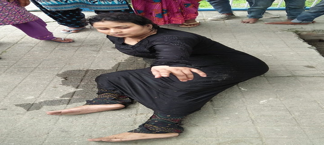 महिला ने इस तरह की जान देने की कोशिश, पुलिस के सिपाही ने बचाई महिला की जान... 2 Hello Uttarakhand News »